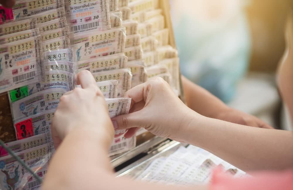 ซื้อหวยไทย